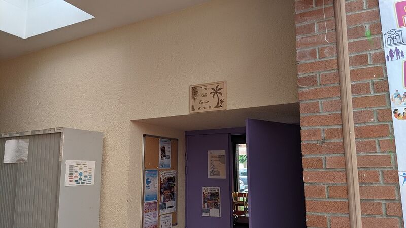 Fichier:Plaque de salle - Centre social Arras Ouest-3.jpg